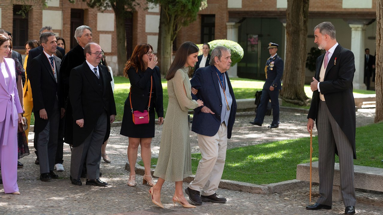El Rey ensalza la poesía de Rafael Cadenas, "un gran poeta moderno"