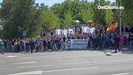 Simpatizantes de La Falange en la entrada del cementerio de San Isidro