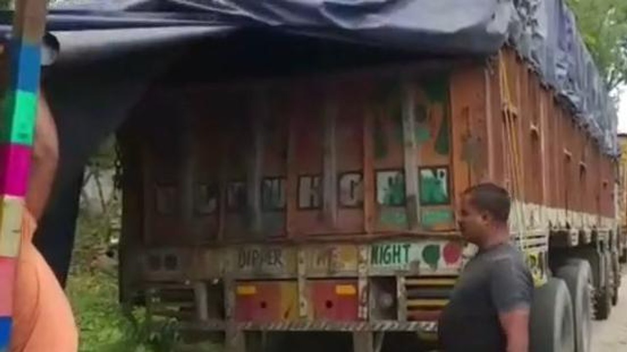 বড় সাফল্য পুলিশের! বন্ধ গাড়িতে মুখে দড়ি বেঁধে পাচার; ১৯...See More
