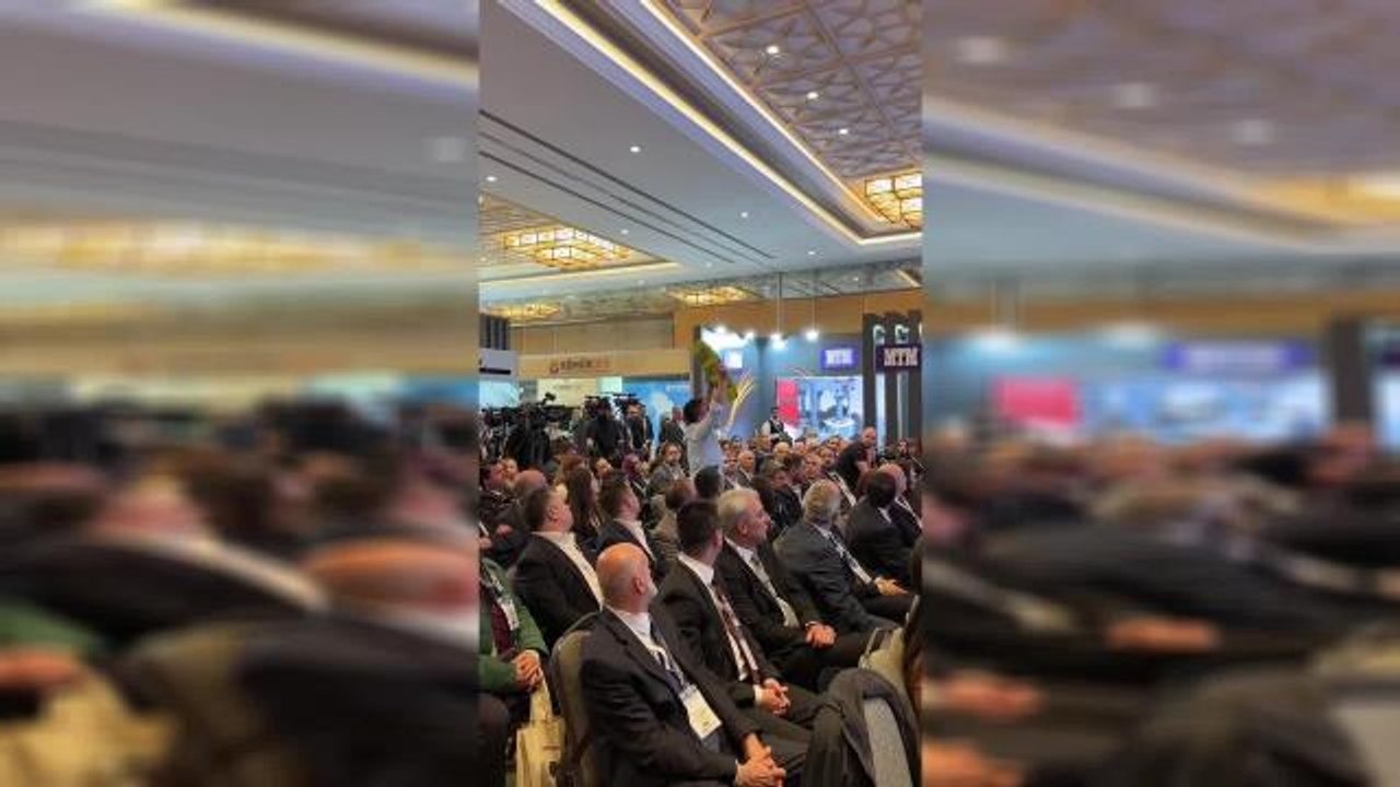 Greenpeace Akdeniz Genel Direktörü Ersin Tek, 'Temiz Kömür Teknolojileri Zirvesi'ni "Havası Kirli, Parası Kirli, Neresi Temiz" Yazılı Dövizle...