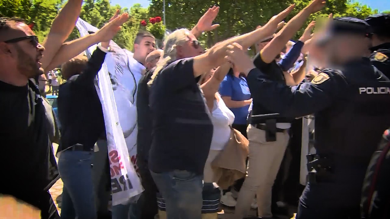VÍDEO/ Falangistas provocan altercados con la Policía a la llegado de los restos de Primo de Rivera San Isidro