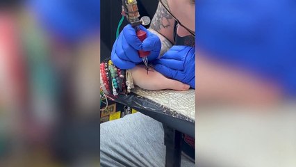 Dyslexic teenager gets 'left' and 'right' hand tattoos so she can learn to drive