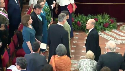 La Reina Letizia recupera su vestido verde de lunares con 'efecto capa'