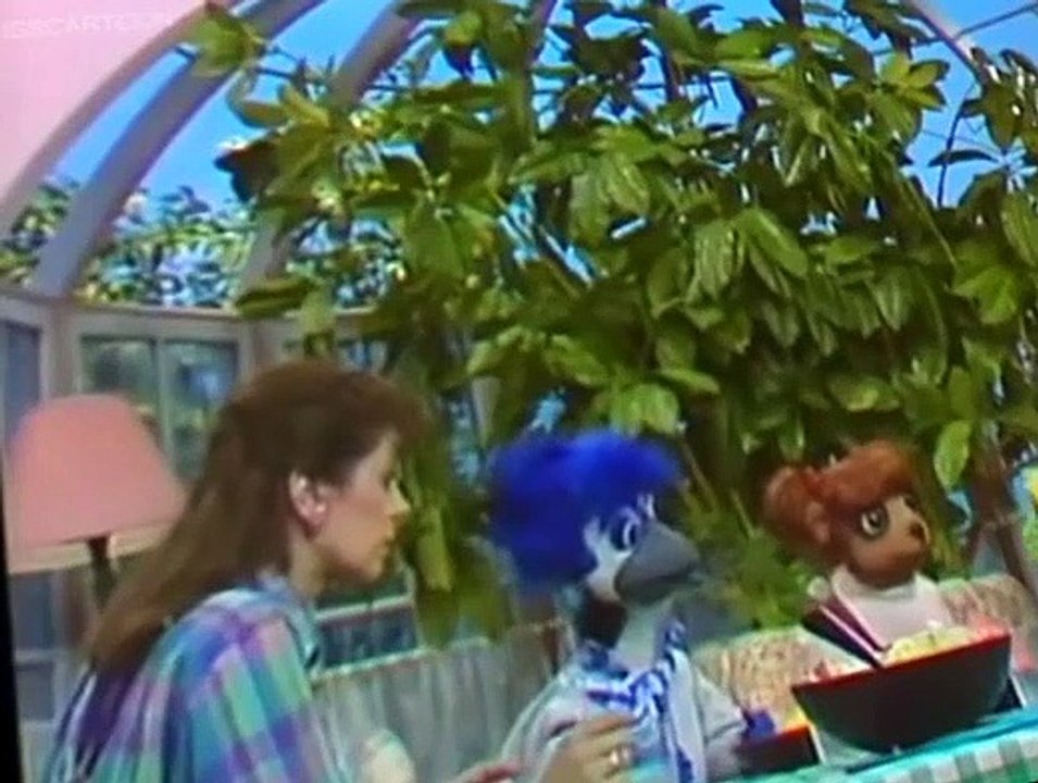 Under the Umbrella Tree S02 E001 - Chez Iggy