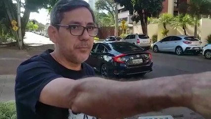 Civic fica danificado ao colidir com materiais de obra não sinalizada na Rua Minas Gerais