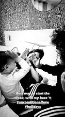 Sur la photo, on peut la voir en train de jouer avec eux sur son litHiba Abouk et ses enfants, Naïm et Amin