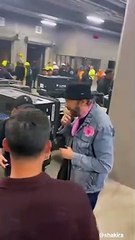 Juan Luis Guerra saluda a  Shakira en concierto Fort Lauderdale