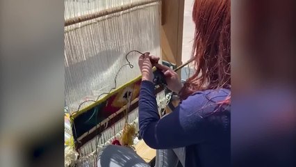 Fiera Nautica, Valentina Masala lavora al telaio nella Marina di Porto Rotondo