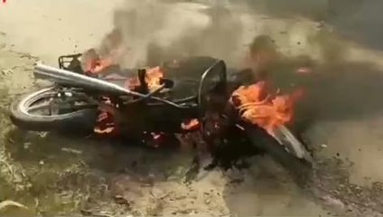 आसमान से टपकी आफ़त, और धू -धूकर जली उठी बाइक