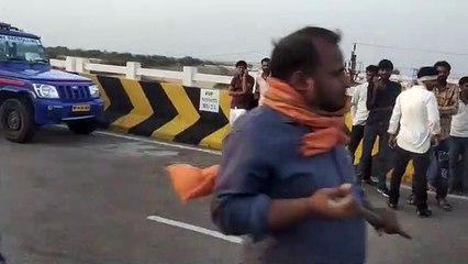 तेज रफ्तार कार ट्रॉली में घुसी, चालक की मौत, तीन घायल