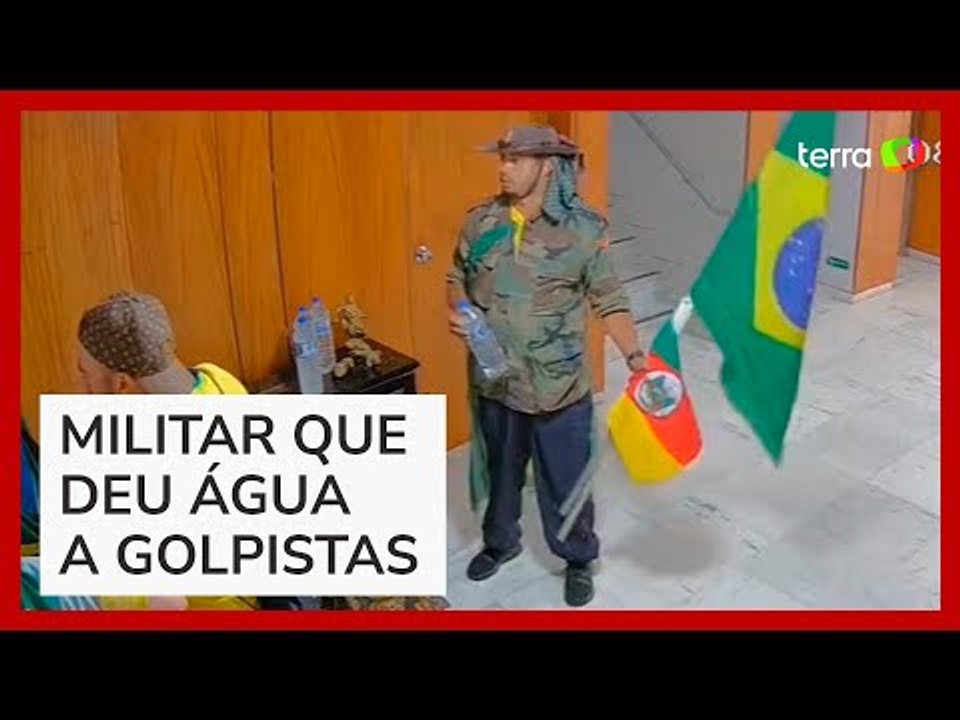 Major do Exército cumprimenta golpistas ao lado de relógio trazido por Dom João VI destruído