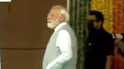 मंच पर भावुक दिखे प्रधनमंत्री, आखिर क्यों सीट छोड़कर मंच के किनारे पहुंचे मोदी