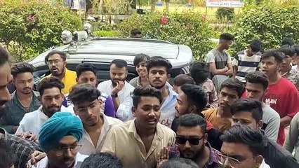 एनएसयूआई का प्रदर्शन स्कूल की लापरवाही को लेकर