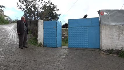 Sallanan istinat duvarı evleri tehdit ediyor
