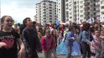 Maltepe Belediyesi'nin 23 Nisan Şenliği'nde, Yüzlerce Çocuğun Bulunduğu Alanda Bıçak Çekerek Sahneye Çıkan, Zabıta Görevlilerine Saldıran Kişi...