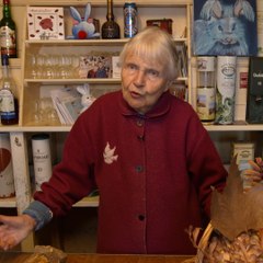Yvonne, 89 ans, patronne du bistrot le Lapin bleu