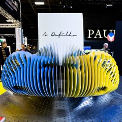 Antoine, artiste sculpteur, fabrique des voitures