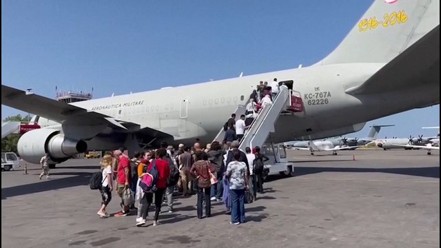 دول العالم تسابق الزمن لإجلاء رعاياها من السودان