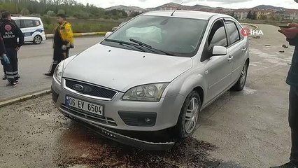 Otomobille kaldırıma çıkan sürücü ölümden döndü