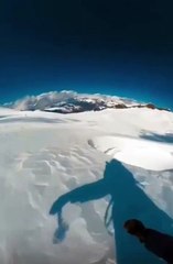 Esquiador toma susto ao avistar cratera nos alpes; veja vídeo