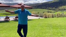 Anthony Hopkins in Toscana balla “Mambo Italiano”, il video è virale
