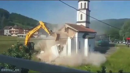 Rušenje srpske crkve u bosanskom Konjević Polju