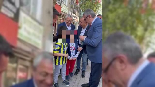Engin Altay, Esnaf Ziyareti Sırasında Yanına Gelen Çocuğun Topunu İmzaladı: Hasan, Artık Hep Güleceksin. 20 Gün Kaldı