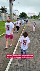 Amigos e familiares fazem passeata pra pedir justiça por jovem que morreu de dengue