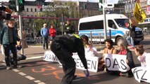 فعالانی که دست را با چسب قوی به کف خیابان می‌چسبانند؛ پلیس آلمان دست به مته و دیلم برد