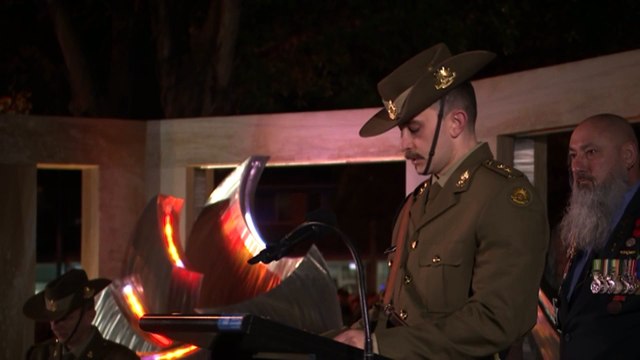 Thousands gather for Anzac Day dawn service in western Sydney