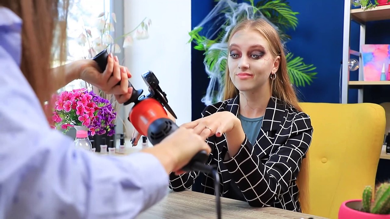 Zombi Rico vs Zombi Pobre / 14 Situaciones Graciosas