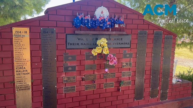 Former deputy prime minister John Anderson speaks at Manilla Anzac Day service - Northern Daily Leader - 25/04/2023