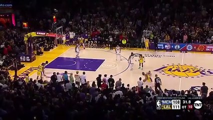 La rage de LeBron James après son panier