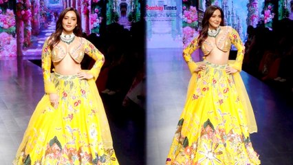 Download Video: Neha Sharma Looks Stunning At Bombay Times Fashion Week 2023