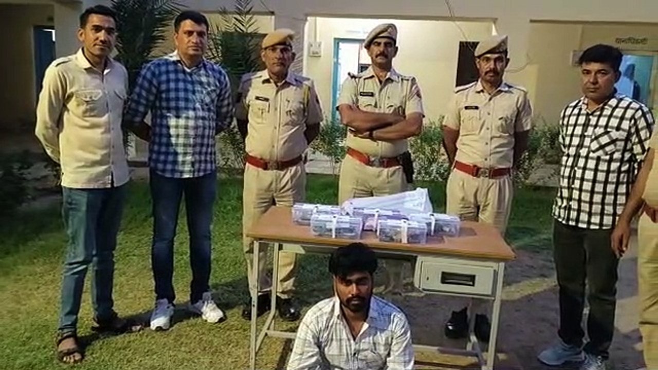 युवक के पास दस देसी पिस्टल व 20 मैग्जीन बरामद