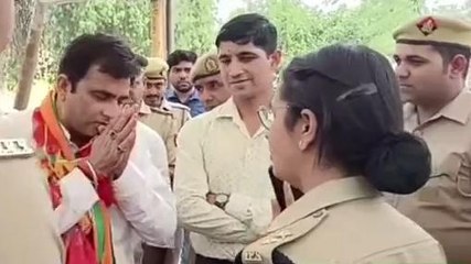 ख़ाकी के आगे 'नतमस्तक' हुई खादी, और विधायक ने जोड़े हाथ, वीडियो देखें