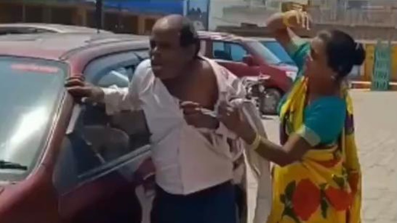 कासगंज: तहसील में महिला ने व्यक्ति को जमकर धुना, वजह जान हो जाएंगे हैरान