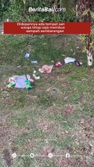 Di depannya ada tempat sampah, warga tetap saja membuang sampah sembarangan
