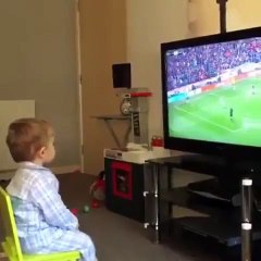 Cet très jeune fan de foot s'enflamme quand son équipe marque un but