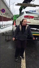 Download Video: Ce conducteur est bien décidé à récupérer sa voiture sur le camion de la fourrière