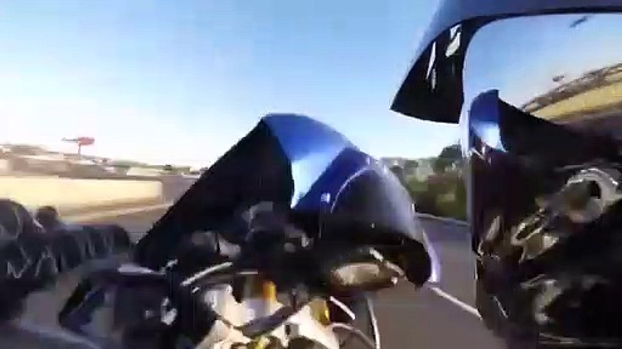 Ce biker fait une roue arrière en pleine autoroute et se prend une belle gamelle