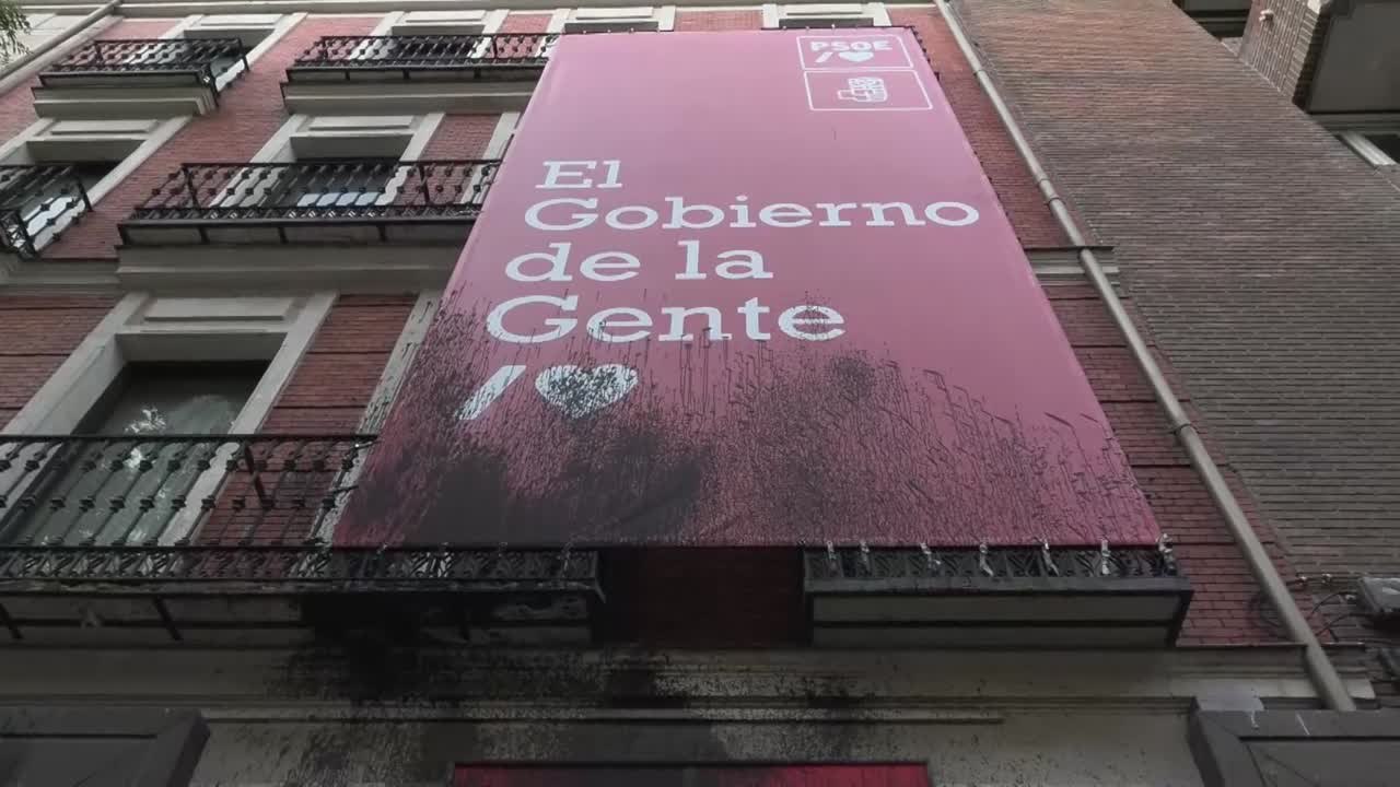 Detenidos 5 activistas tras rociar pintura negra en las sedes de PSOE y PP