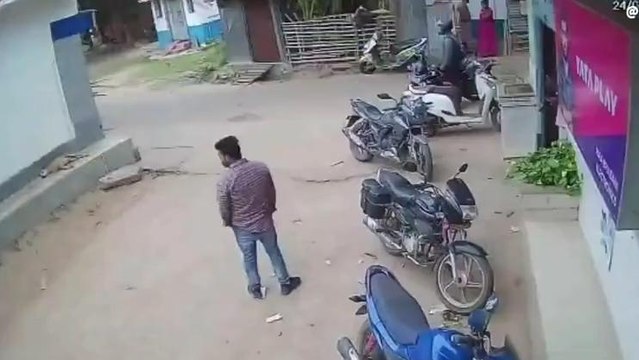 পশ্চিম মেদিনীপুর: কী সাহস! দিনের বেলা প্রকাশ্যে টাকা চুরির দৃশ্য ধরা পড়ল ক্যামেরায়