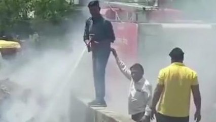 देवास : नाले के पास कचरे में लगी आग, फायर ब्रिगेड पहुंची मौके पर