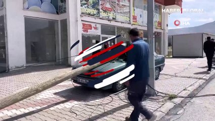 Korkutan anlar: Telefon direği arabaya bir anda ok gibi saplandı!