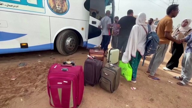 Locals attempt to flee Khartoum as fighting prompts mass exodus