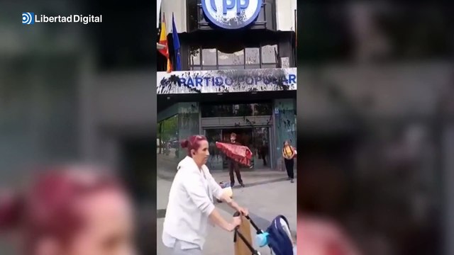 Activistas de Futuro Vegetal atacan con pintura negra las sedes de PSOE y PP