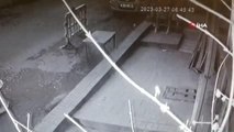 Beyoğlu'nda ABD'li kadına kapkaç kamerada: Beline sarılıp telefonunu çaldılar
