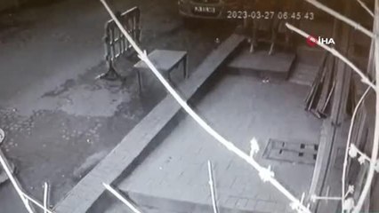 Beyoğlu'nda ABD'li kadına kapkaç kamerada: Beline sarılıp telefonunu çaldılar