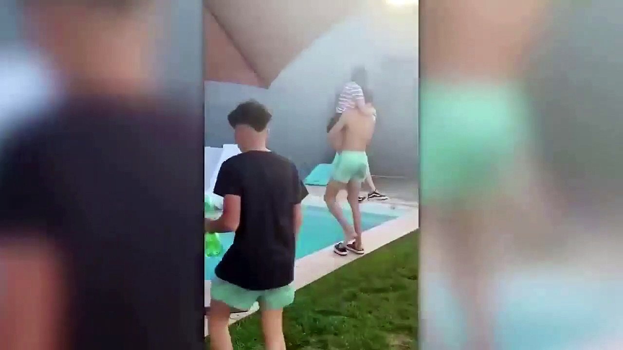 ههههههه نزل حمام السباحة والموبايل باظ